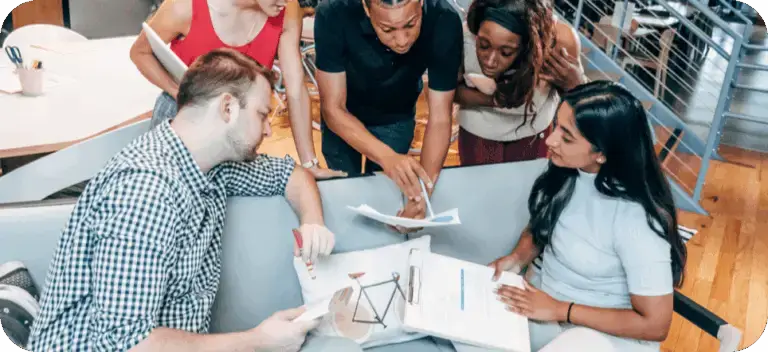 Notre force ? Une équipe pluridisciplinaire qui mobilise son expertise au service de vos ambitions. De la comptabilité au conseil stratégique, nos collaborateurs s'engagent quotidiennement pour votre réussite.