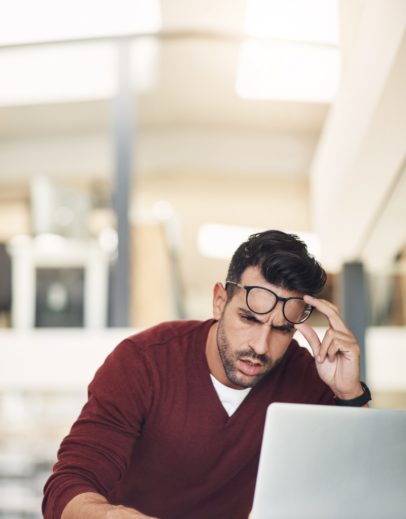 Un homme concentré devant son ordinateur, illustrant les erreurs de gestion comptable qui peuvent affecter les associations.