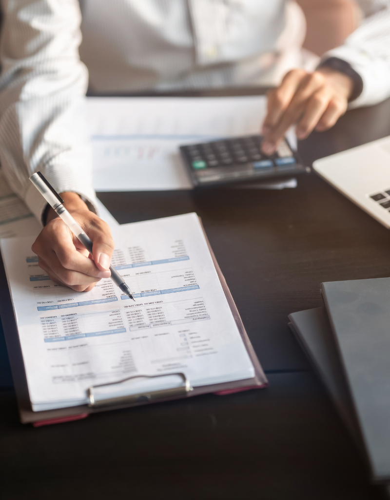 Personne remplissant une déclaration fiscale avec calculatrice pour IFU dividendes entreprise