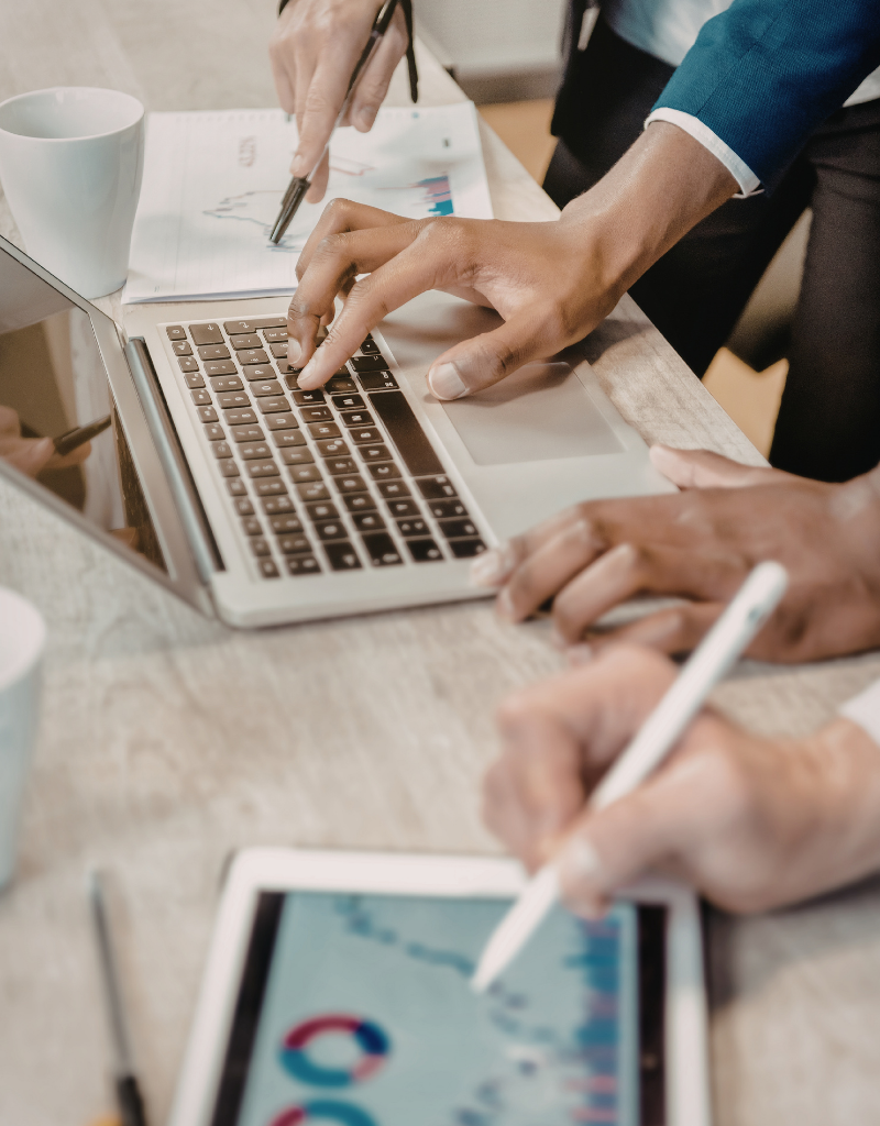 Des personnes utilisant des outils numériques, comme un ordinateur et une tablette, illustrant l'importance de la transition numérique pour les associations.