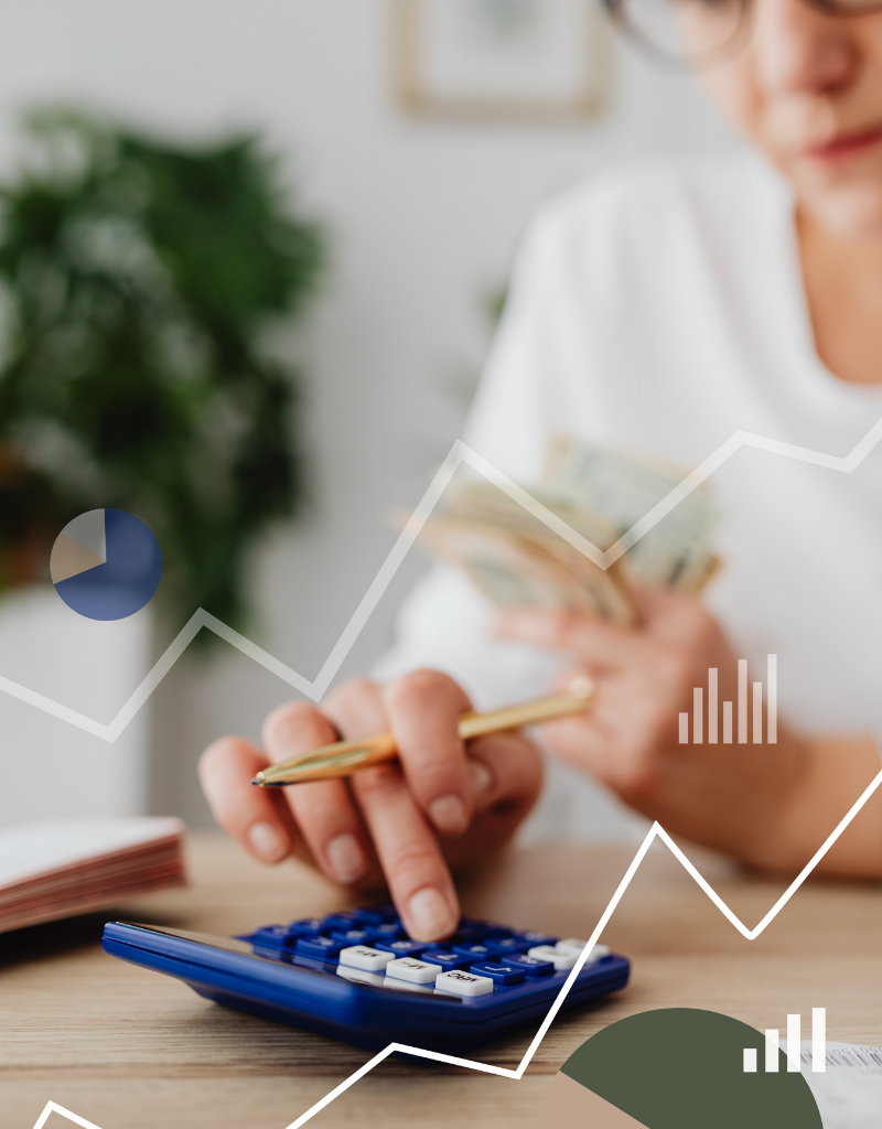 Personne calculant un budget prévisionnel avec calculatrice et analyse financière