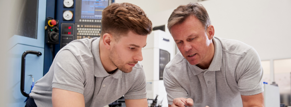 Un formateur et un apprenti travaillant ensemble dans un atelier, illustration du recrutement en apprentissage pour TPE et PME en 2026.