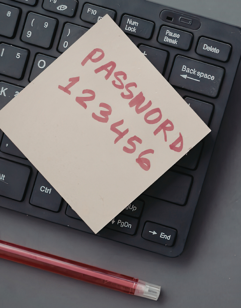 Photo d'un mot de passe écrit sur un post-it, posé sur un clavier d'ordinateur, symbolisant les mauvaises pratiques de gestion des mots de passe.