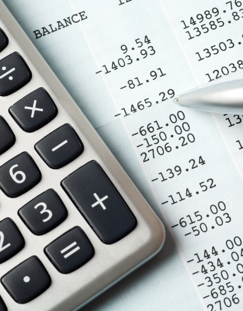 Calculatrice et stylo sur un document comptable illustrant le chiffre d’affaires d’une entreprise.