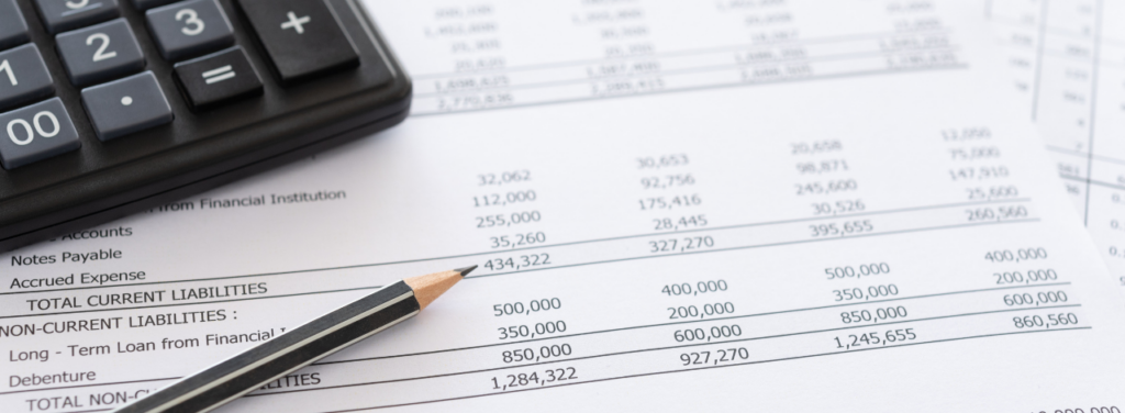 Calculatrice et crayon sur un document comptable illustrant le calcul du chiffre d’affaires.