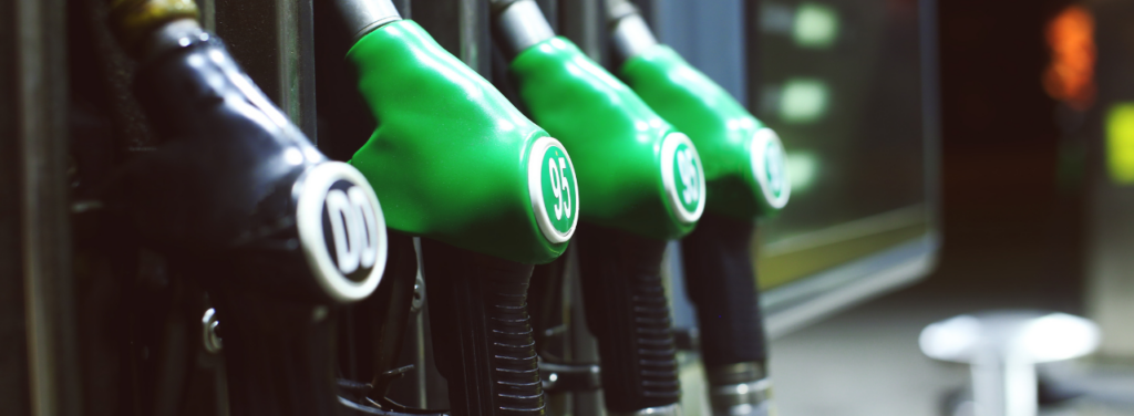 Pompes à carburant vertes et noires alignées dans une station-service, illustrant les aides énergie et carburant destinées aux entreprises en 2026.