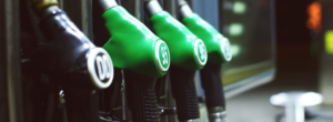 Pompes à carburant vertes et noires alignées dans une station-service, illustrant les aides énergie et carburant destinées aux entreprises en 2026.