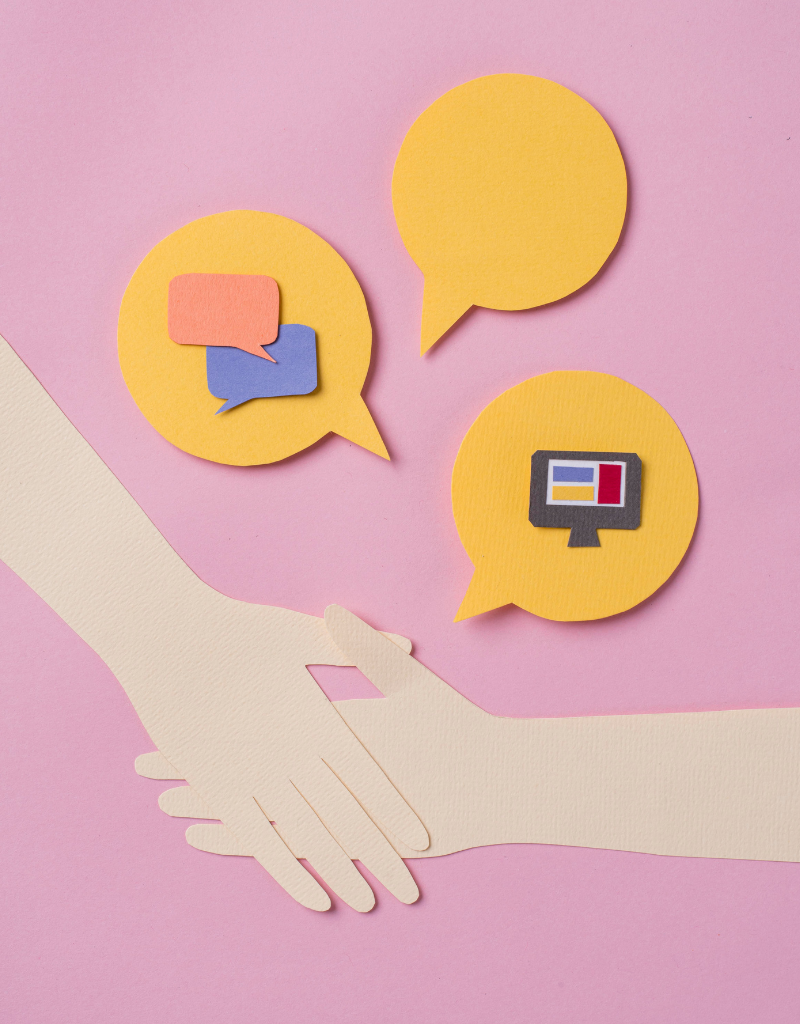 Illustration de deux mains qui se serrent, entourées de bulles de dialogue et d’un écran.